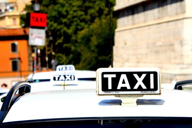 taxis-CLANS-min_taxi_auto_rome_road_white-1051610